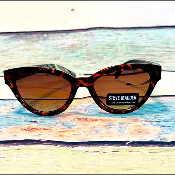 Steve Madden Accessories - NWT Steve Madden Cat Eye Black/Brown Sunglasses